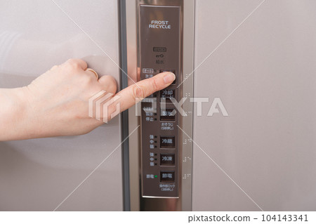 [主婦按下冰箱裡的溫度控制按鈕] 104143341