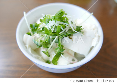 Delicious-looking tofu with plenty of condiments (slightly slanted) 104146505