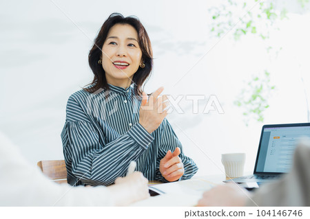 50多歲的女性商業場景 50多歲的女性商業場景 104146746