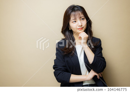 Business woman beige bag 104146775