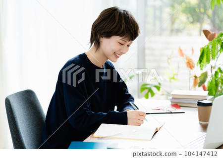 在家工作的年輕女子 104147412