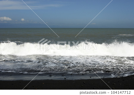 颱風引起的強烈波浪 颱風引起的強烈波浪 104147712