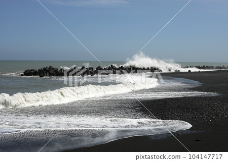 颱風引起的強烈波浪 颱風引起的強烈波浪 104147717