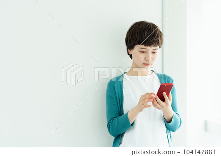 操作智能手機的一個少婦 104147881