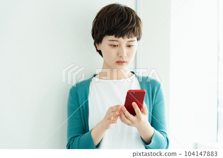 操作智能手機的一個少婦 104147883