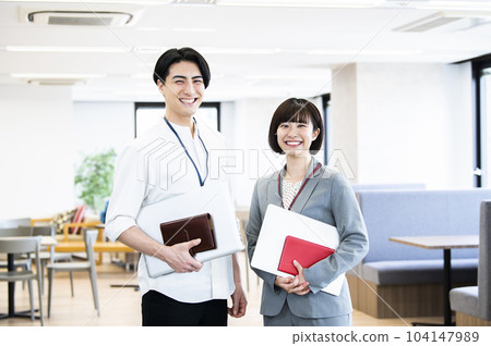 看著相機微笑肖像的商務男女 104147989