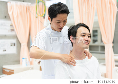A doctor who treats a patient (rehabilitation) A doctor who treats a patient (rehabilitation) 104148019