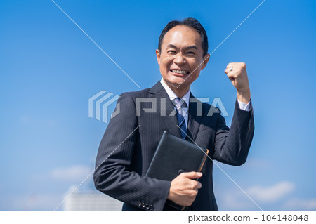 A middle-aged businessman who is healthy and full of vitality A middle-aged businessman who is healthy and full of vitality 104148048