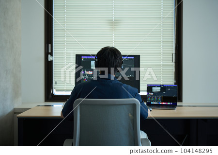 編輯視頻的男人的後視圖 編輯視頻的男人的後視圖 104148295