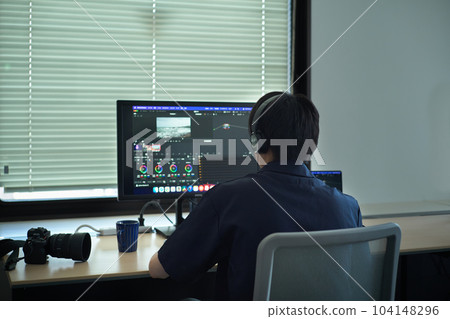 編輯視頻的男人的後視圖 編輯視頻的男人的後視圖 104148296