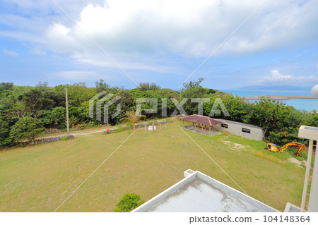 從新城社區中心屋頂看到的帕納里島(新城島)(上地港,西表島方向) 從新城社區中心屋頂看到的帕納里島(新城島)(上地港,西表島方向) 104148364