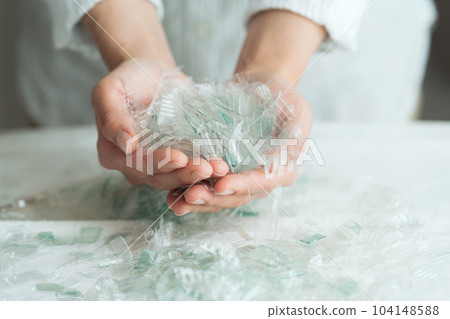 拿著一塊塑料的手照片 拿著一塊塑料的手照片 104148588
