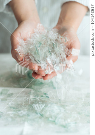 拿著一塊塑料的手照片 104148617