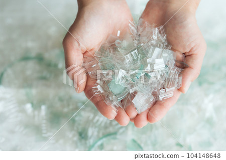 拿著一塊塑料的手照片 拿著一塊塑料的手照片 104148648