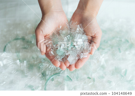 拿著一塊塑料的手照片 104148649