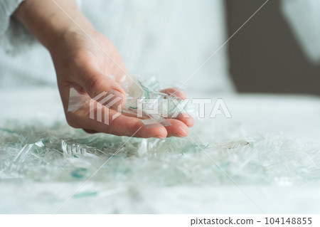 拿著一塊塑料的手照片 104148855