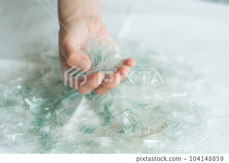 拿著一塊塑料的手照片 拿著一塊塑料的手照片 104148859