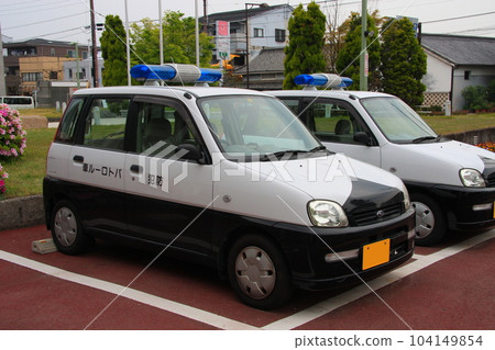 停放的藍色保安巡邏車 104149854