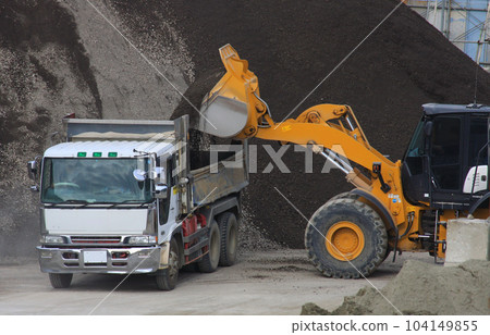 鏟裝機將土砂裝入自卸車 鏟裝機將土砂裝入自卸車 104149855