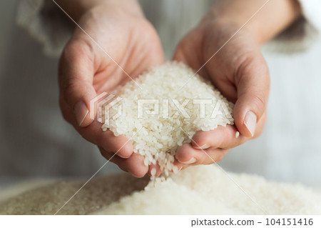 舀飯的手的局部切割 104151416
