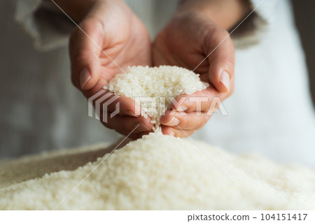 舀飯的手的局部切割 104151417