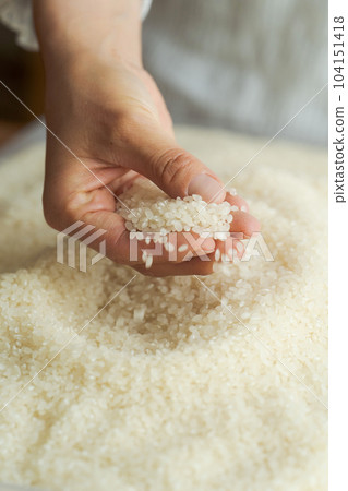 舀飯的手的局部切割 104151418