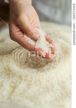 舀飯的手的局部切割 104151420