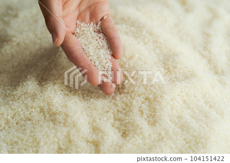 舀飯的手的局部切割 104151422