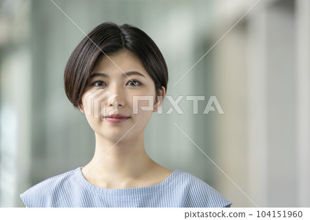 Portrait of a woman in her twenties looking at the camera 104151960