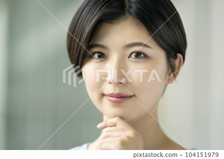 Portrait of a woman in her twenties looking at the camera 104151979