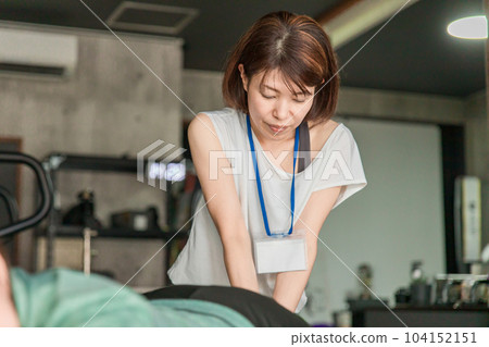 擔任運動教練、醫療教練、柔道治療師的女性 104152151