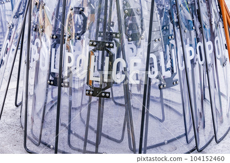 警察防暴警察使用的透明盾牌 警察防暴警察使用的透明盾牌 104152460