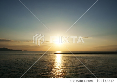 Autumn evening sky and reflected sea ・211007pm 104152842