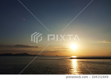 秋天的傍晚天空和倒映的海 ・211007pm 104152849