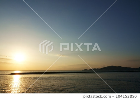 秋天的傍晚天空和倒映的海 ・211007pm 104152850