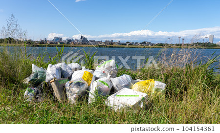 河床上非法傾倒的一堆垃圾⑯ 河床上非法傾倒的一堆垃圾⑯ 104154361