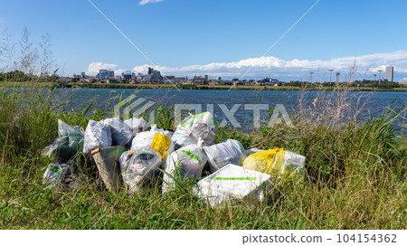 河床上非法傾倒垃圾⑰ 河床上非法傾倒垃圾⑰ 104154362