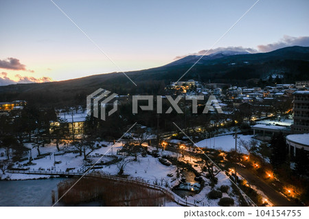 福島縣、二本松市、岳溫泉、鏡池和夕陽下的安多良山 104154755