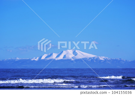 北海道冬季的鄂霍次克海和海別山 北海道冬季的鄂霍次克海和海別山 104155036