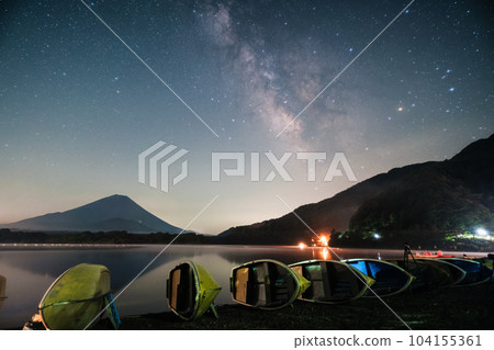 從精進湖看銀河和富士山 104155361
