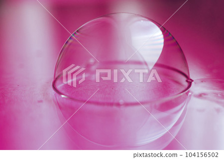 soap bubble close up. abstract pink water background 104156502