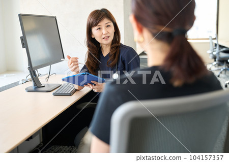醫生正在接受檢查 醫生正在接受檢查 104157357