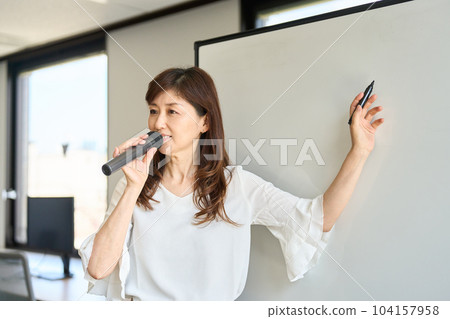 女講師在白板上寫字 女講師在白板上寫字 104157958