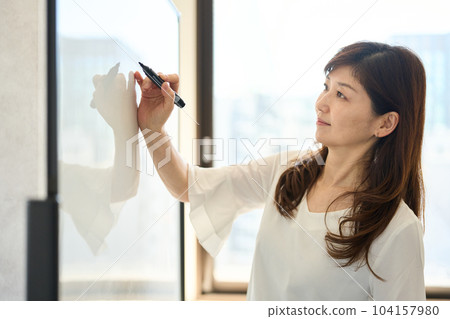 女講師在白板上寫字 女講師在白板上寫字 104157980