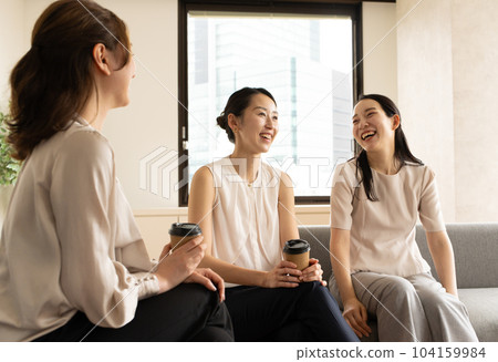 婦女聚集婦女談話 104159984