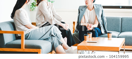 婦女聚集婦女談話 104159995