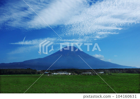 富士山頂很快就會被白雪覆蓋。深秋時分,在草地上伸展開來、雄偉地沖向天空的身影是日本的象徵。 富士山頂很快就會被白雪覆蓋。深秋時分,在草地上伸展開來、雄偉地沖向天空的身影是日本的象徵。 104160631