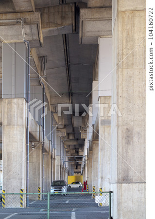 There is a parking lot under the Shinkansen viaduct 104160722