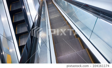 Escalator 104161174