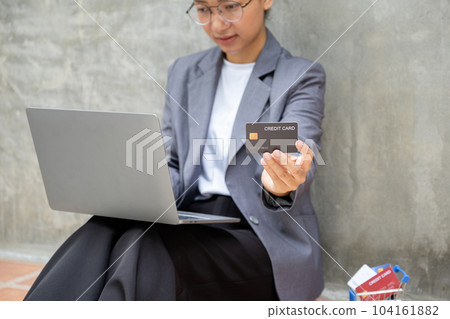 Businesswoman hand holding and use credit card to online shopping from home with laptop 104161882